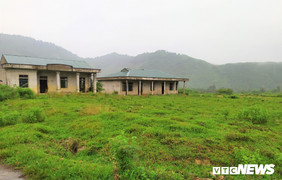 Khu tái định cư hàng chục tỷ đồng xây 10 năm chưa xong, dân làng chài ngao ngán dựng nhà tạm ven sông