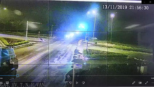 Vượt đèn đỏ, chàng trai 20 tuổi chết thảm dưới bánh xe container