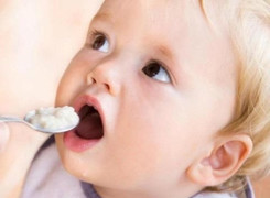 Nhai, mớm thức ăn cho con: Trẻ có nguy cơ nhiễm khuẩn HP, thậm chí ung thư