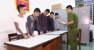 Bắt hàng chục thanh niên vác kiếm, súng hỗn chiến trong đêm