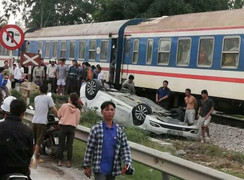 Tàu hỏa đâm ô tô, nữ tài xế thiệt mạng