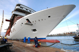 Tại sao tàu thuyền sơn màu đỏ phần đáy?