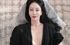 Han Ye Seul khoe hình xăm giữa ngực ở tuổi U40