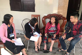 'Shipper' hành chính ở Hà Tĩnh đến tận nhà dân làm thủ tục