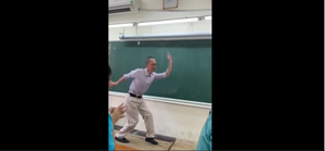 Video: Thầy Lê Bá Khánh Trình múa phụ họa cho học trò hát