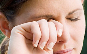 Thói quen dụi mắt nguy hại thế nào?