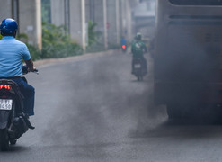 Ảnh: Xe buýt, hàng quán vỉa hè đua nhau xả khói đen trên phố Hà Nội