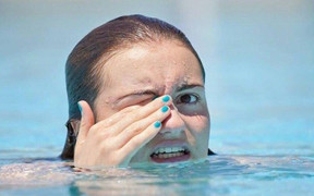 Vì sao thường bị đau mắt đỏ khi đi bơi?