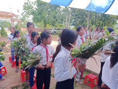 Học sinh miền núi Quảng Trị hái hoa rừng tặng thầy cô ngày 20/11