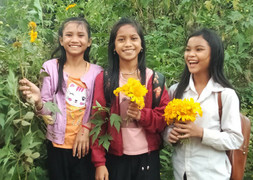 Cảm động học sinh bắt cá bống tặng cô ngày 20/11