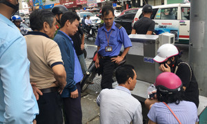 Ô tô tông hàng loạt xe máy dừng chờ đèn đỏ, 2 người bị thương