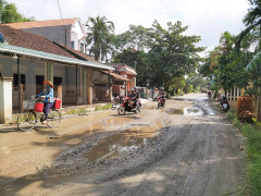 Đường phục vụ thi công cao tốc Đà Nẵng – Quảng Ngãi bị 'băm' nát bét