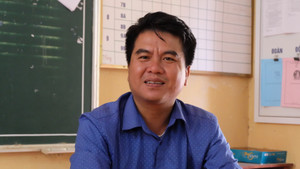 Thầy giáo dạy Văn 21 năm hy sinh hạnh phúc riêng vì học trò vùng biên