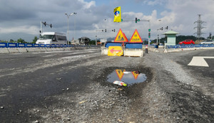 Vừa ‘vá’ xong, mặt đường cao tốc Đà Nẵng - Quảng Ngãi lại xuất hiện ổ voi