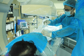 Bác sĩ bơm ‘xi măng’ vào cột sống cứu vận động cho bệnh nhân