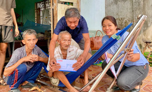 Trao tiền ủng hộ của độc giả VTC News cho cụ ông 90 nuôi con trai khờ và cháu tâm thần