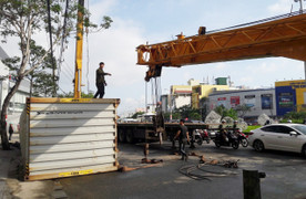 Lật xe container trước cổng trường học, đường tắc gần 4 tiếng đồng hồ