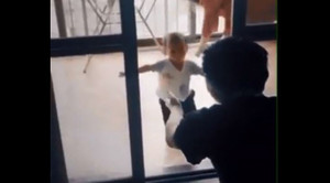 Bất ngờ với phản ứng 'ngược đời' của em bé khi bố về nhà