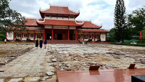 Dân bức xúc vì gạch còn đẹp vẫn lật lên thay mới, Bảo tàng Quang Trung nói gì?