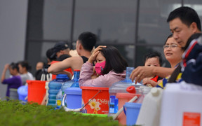 Lại mất nước, dân chung cư Hateco Xuân Phương ì ạch xách nước lên tầng cao