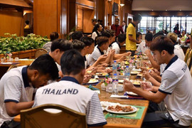 Trước ngày thi đấu, U22 Thái Lan phải 'vượt cảnh đói khát' tại Philippines