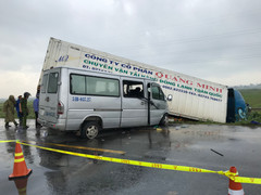 Container tông trực diện xe khách, 13 người thương vong