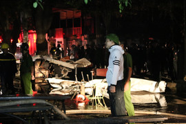 Cháy quán bar, hàng trăm người tháo chạy