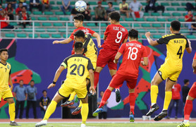 Hà Đức Chinh hoàn tất cú hattrick với pha đánh đầu dũng mãnh