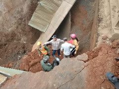 Đi xe máy qua cầu tạm bất chấp biển cấm, người phụ nữ rơi xuống vực