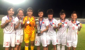 SEA Games 30: Cầu thủ nữ Việt Nam ăn không đủ no, tắm không có nước nóng