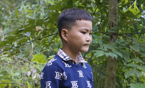 Cậu bé 10 tuổi sống cô độc giữa rừng