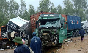 Nhiều ô tô tông nhau liên hoàn, húc bay một xe máy xuống cống nước bên quốc lộ