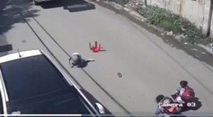 Ba học sinh tiểu học văng khỏi xe đưa đón, rơi xuống đường: Nhà trường lên tiếng