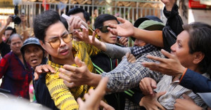 Đoàn người chen lấn, xô đẩy khi Ngọc Sơn phát 10 tấn gạo và 100 triệu đồng