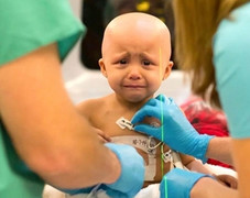 Xúc động hình ảnh bé gái 14 tháng tuổi chiến đấu với bệnh ung thư