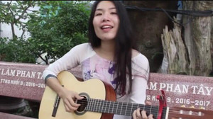 Cô giáo ôm đàn guitar hát giữa sân trường gây 'bão' mạng