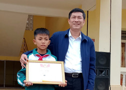 Giám đốc Sở GD&ĐT Nghệ An tặng giấy khen cho nam sinh nhặt được vàng trả người đánh mất