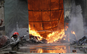 Cảnh chữa cháy kịch tính ở làng ga gối Thường Tín: Đang cứu hỏa thì hết nước