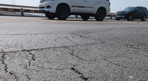 Dùng công nghệ Mỹ chữa nứt mặt cầu Thăng Long