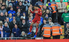 Ngoại hạng Anh vòng 14: Liverpool, Tottenham thắng hú vía, Chelsea thua West Ham