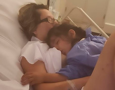 Nghẹn lòng khoảnh khắc người mẹ tỉnh dậy sau hôn mê vén áo cho con bú