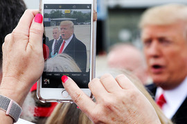 Ông Trump bị thu điện thoại và cấm dùng Twitter trong chuyến đi tới Afghanistan