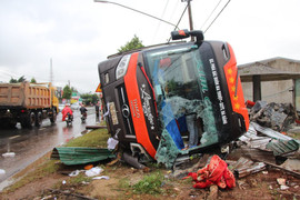 Lật xe khách, dân dùng xà beng đập kính cứu hành khách