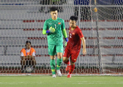 Bùi Tiến Dũng mắc sai lầm, U22 Việt Nam thủng lưới sớm trước U22 Indonesia