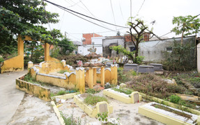 Cận cảnh khu dân cư ‘ăn, ngủ cạnh người chết’ ở Đà Nẵng