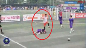 Clip: Cầu thủ đá bóng phủi giẫm lên đầu đối thủ ở Thái Nguyên