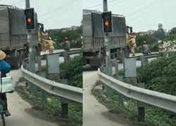 Video: Hãi hùng 2 chiến sỹ CSGT đu bám cửa xe tải vi phạm, lái xe tăng ga bỏ chạy
