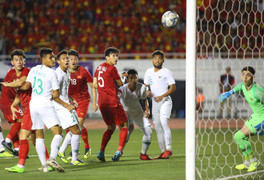 Thành Chung đánh đầu dũng mãnh, san bằng tỷ số cho U22 Việt Nam