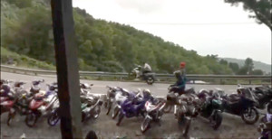 Clip: Lạnh người xem nhóm thanh niên đua xe trái phép trên đèo Hải Vân