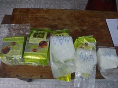 Người lượm ve chai nhặt được 8 gói tinh thể ghi chữ Trung Quốc, nghi là ma túy